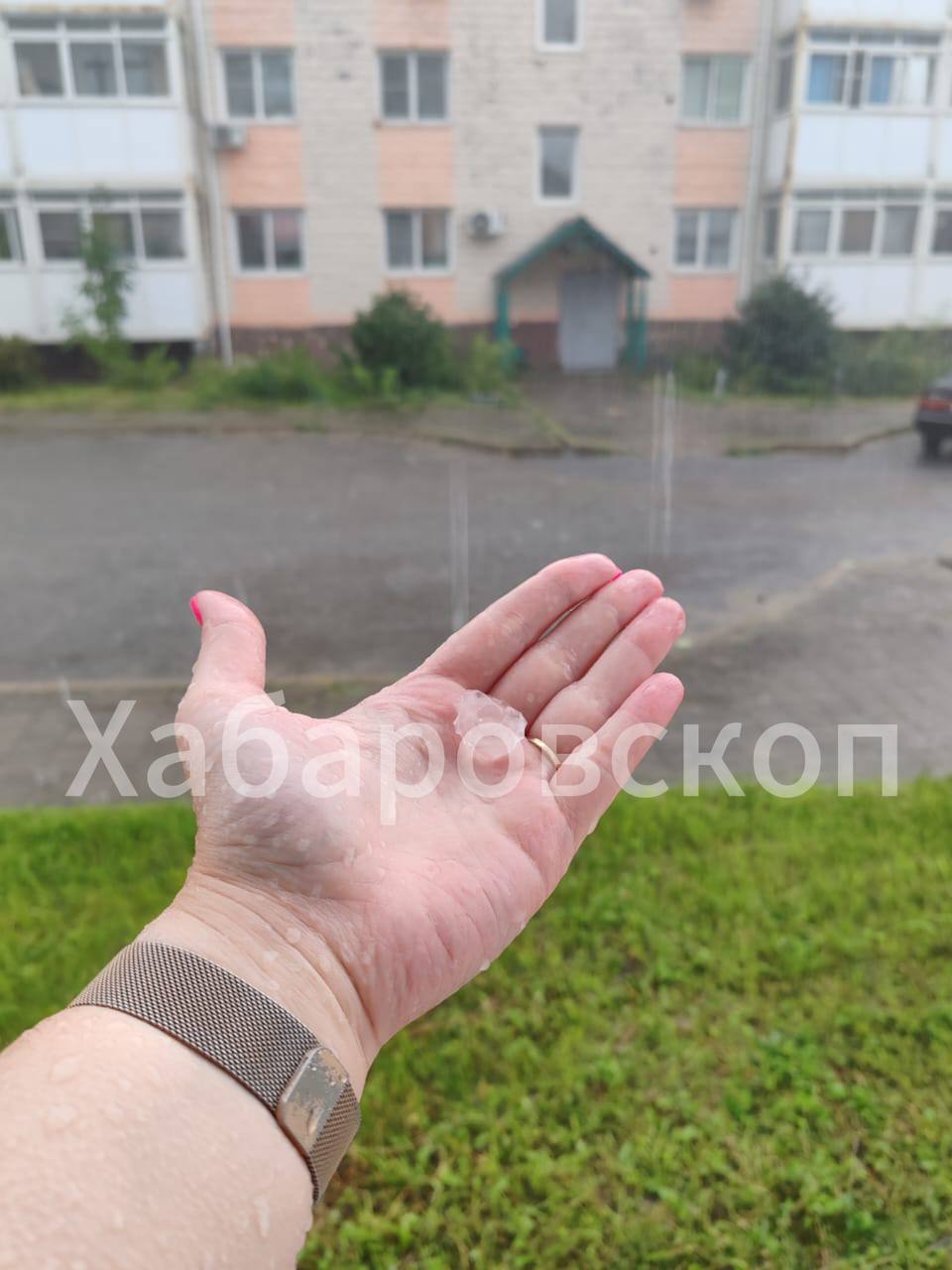 Град выпал в Хабаровске    Жители Северного района пишут, что тучи принесли в город град.  Погода продолжает удивлять этим летом.