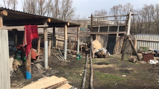 Вплоть до пожизненного. В регионе будут судить подростка, обвиняемого в убийстве девочки Прокурор Тереньгульского района утвердил обвинительное заключение и направил в суд уголовное дело в отношении жителя региона. Он обвиняется в убийстве девочки, совершенном с особой жестокостью. Как установлено органами предварительного расследования, ночью 3 апреля в одном из домов на улице Полевой в селе Тумкино 15-летний местный житель во время спонтанного конфликта ударил более 70 раз ножом и топором 14-летнюю соседку. Последняя скончалась на месте происшествия, напоминают в прокуратуре Ульяновской области. Молодому человеку грозит наказание вплоть до пожизненного лишения свободы.