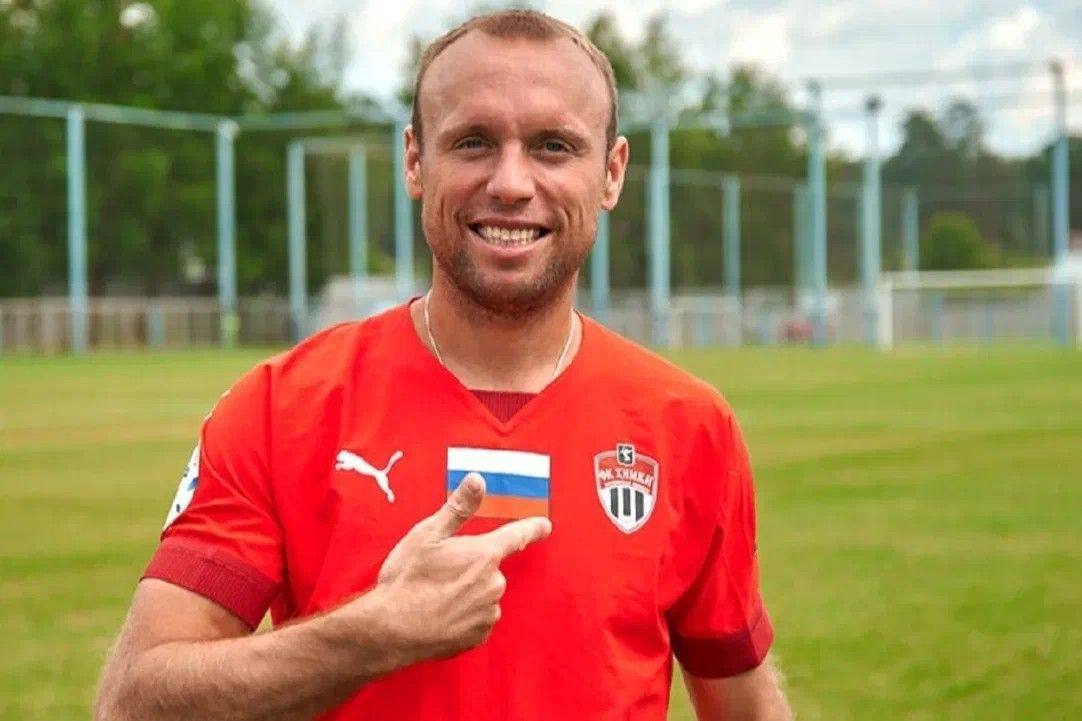 В сети опубликован список работников футбольного клуба Химки которым подмосковный клуб задолжал деньги Общая сумма долга составляет 700 миллионов рублей Помимо прочих в списке есть Лукас Вера ему клуб должен 25 3 миллионов рублей Георгий Джикия 58 миллионов рублей Антон Заболотный 48 2 миллионов рублей Зелимхан Бакаев 13 5 миллионов рублей Франк Артига 34 миллиона рублей Станислав Черчесов младший 600 000 рублей Есть даже сын Туфана Садыгова Илья Садыгов ему клуб должен 18 миллионов рублей Но что интересно нет Дениса Глушакова Вопрос как он это сделал