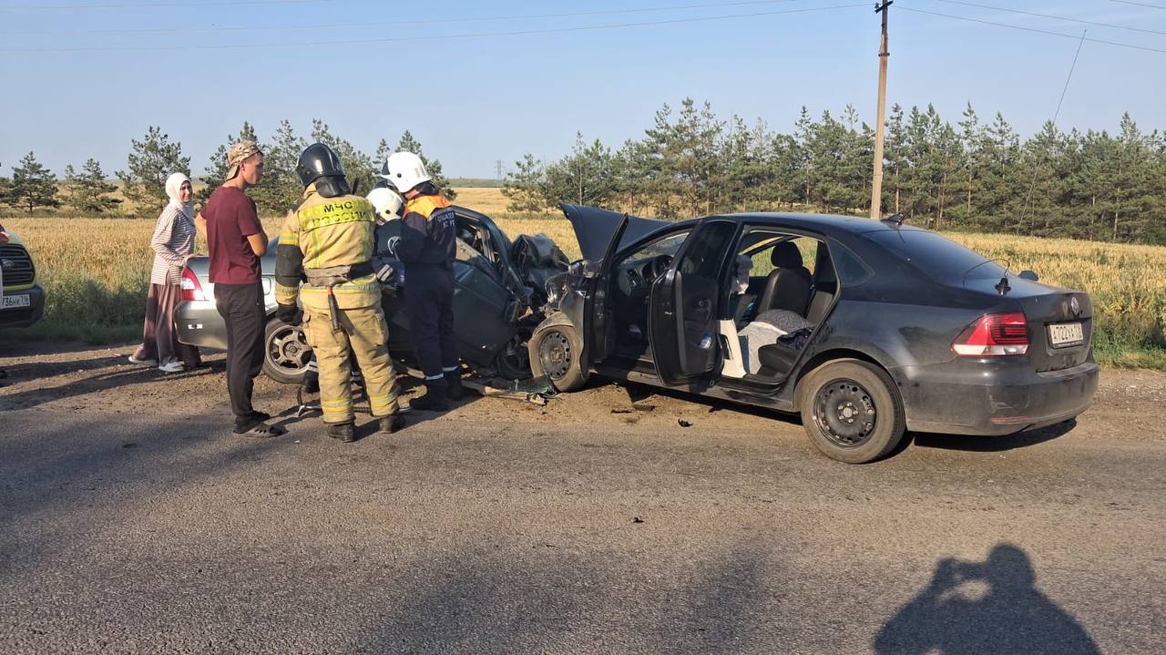 В Татарстане в результате лобового столкновения погибли 4 человека  Сегодня в Тукаевском районе водитель автомобиля "Лада Приора", по предварительным данным, выехал на встречную полосу и совершил столкновение с автомобилем "Фольксваген".  В результате происшествия водитель "Лады", его два пассажира, один из которых трехлетний ребенок  находился в детском автокресле , а также пассажир автомобиля "Фольксваген" скончались на месте. Водитель автомобиля "Фольксваген" и еще его два пассажира, один из которых ребенок  находился в детском автокресле  с травмами доставлен в медицинское учреждение.  на месте происшествия работают сотрудники Госавтоинспекции. Обстоятельства произошедшего выясняются.