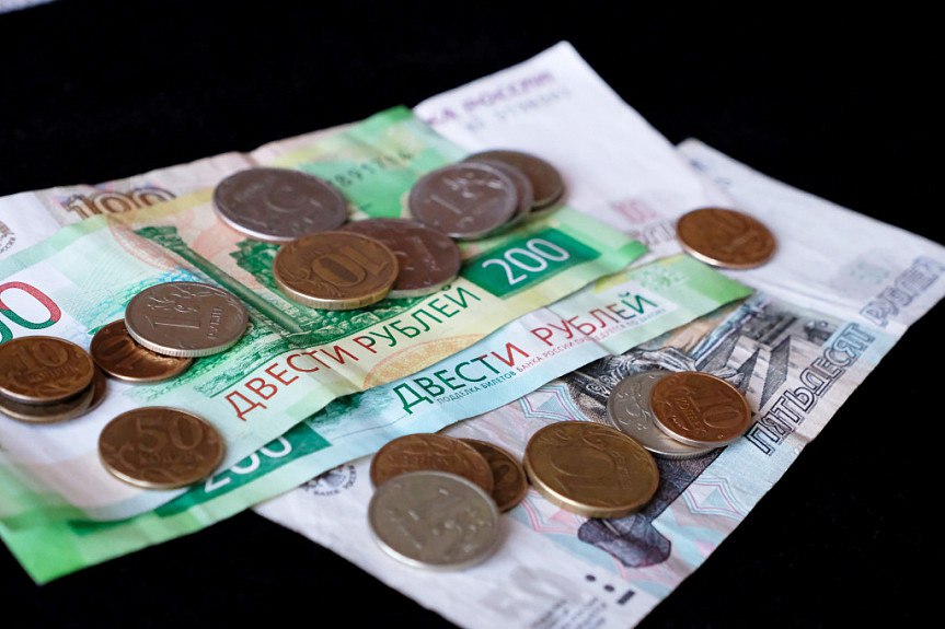 Житель Бурятии догнал компенсацию за травму 50 летней давности Справедливость восстановлена прокуратура Бичурского района помогла мужчине добиться признания производственной травмы полученной 51 год назад и назначения соответствующей компенсации единовременной выплаты в размере 61 9 тыс рублей и ежемесячных страховых выплат в размере 6 тыс рублей В сентябре 1974 года он трудился в одном из колхозов Саратовской области На рабочем месте пострадавший получил тяжелое повреждение в левый глаз попал металлический осколок Мужчине потребовалось длительное стационарное лечение ему назначили 3 группу инвалидности Бурятия Подробности в Номер один ЧИТАЙТЕ НАС ВКОНТАКТЕ Сообщить нам свою новость можно по кнопке Письмо в редакцию