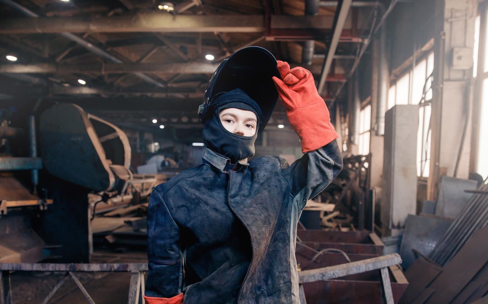 Рабочая схема почему все больше людей выбирают СПО В этом году поступление в колледжи и техникумы в России достигло рекордных показателей число заявлений выросло почти на миллион а конкурсы на отдельные специальности такие как IT медицина и авиационная промышленность стали сопоставимы с вузовскими Основная причина такого бума сочетание практико ориентированных программ более низкой стоимости обучения и возможностей быстрого трудоустройства Обновленная система СПО и государственные проекты как Профессионалитет сделали среднее профессиональное образование привлекательным не только для рабочих профессий но и для тех кто хочет стать айтишником юристом или медиком На фоне роста цен в вузах колледжи становятся рациональным выбором для семей со средним доходом а правительство планирует и дальше увеличивать число выпускников СПО Читайте полную статью на сайте РБК Трендов Этот анонс написан ИИ РБК Трендов