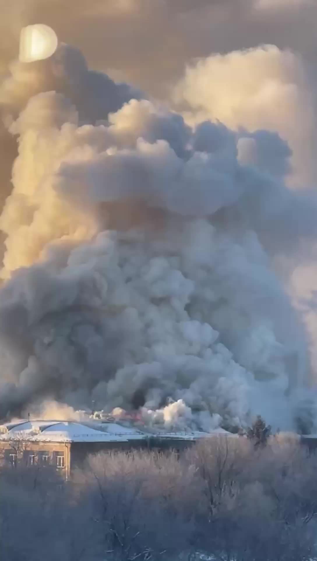 Пожар в Новосибирском педагогическом колледже: эвакуация студентов и работа спасателей
