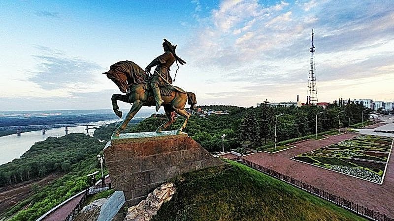 Выходные в честь Дня Республики Праздничный день который приходится на 11 октября суббота будет перенесен на понедельник 13 октября Рабочий день в пятницу 10 октября сократится на час А в ноябре в связи с Днем народного единства выходные начнутся с воскресенья 2 ноября и продлятся до вторника 4 ноября Суббота 1 ноября будет рабочей поскольку выходной перенесен на понедельник 3 ноября Подписывайся на БСТ