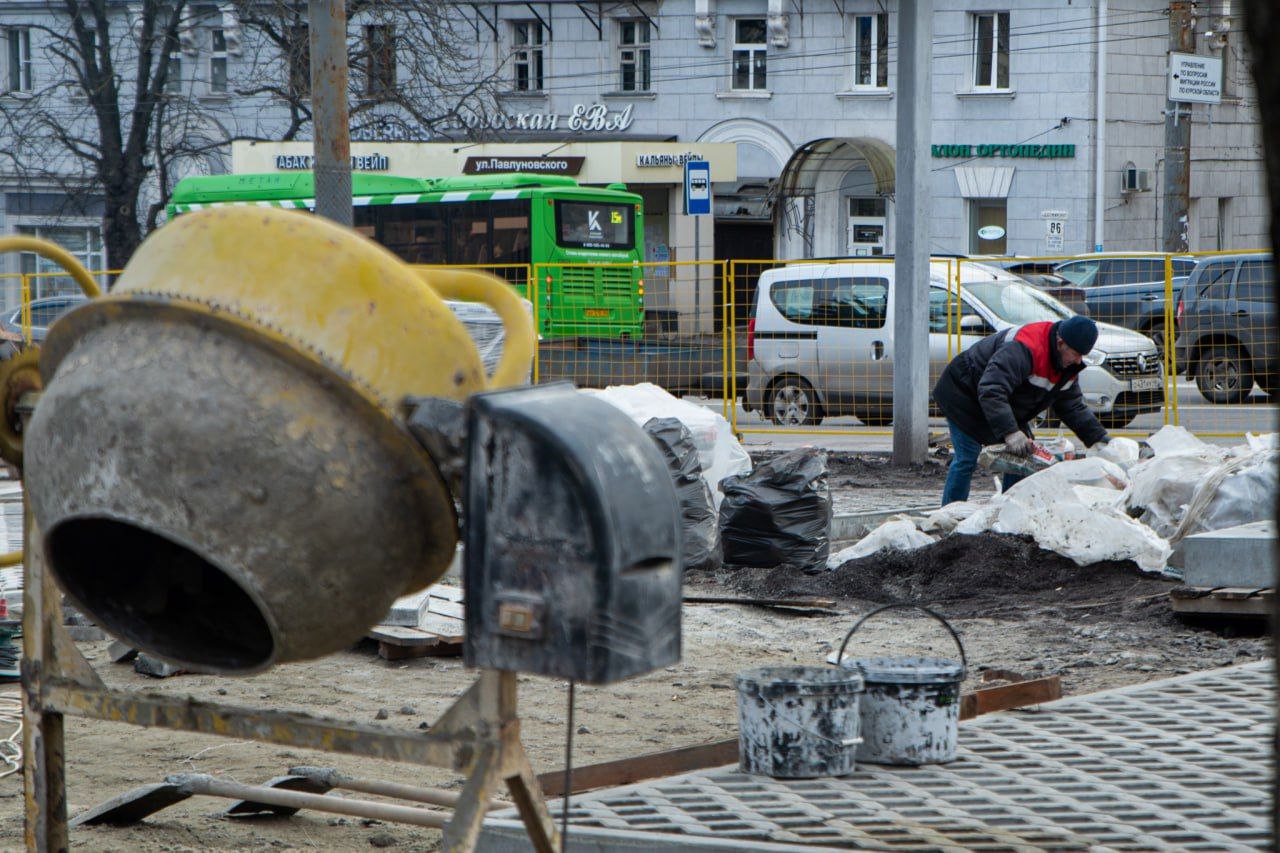 Продолжается благоустройство общественной территории возле ТЦ Куряночка Работы идут в рамках федерального проекта Формирование комфортной городской среды который входит в национальный проект Инфраструктура для жизни Ранее контракт с подрядчиком истек и к нему были применены штрафные санкции Сейчас он завершает укладку тротуарной плитки и частично заасфальтировал парковки Уже выполнено озеленение а вскоре установят малые архитектурные формы и освещение По данным комитета городского хозяйства объект готов более чем на 80 На территории появятся парковки площадь с твердым покрытием а также клумбы с 20 видами деревьев и сотнями кустарников Здесь установят качели и скамейки которые гармонично впишутся в общий дизайн Проект разработали специалисты комитета архитектуры и градостроительства Курска Они стремились создать уютное место для отдыха сохранив функциональность территории Фото ВК Город Курск
