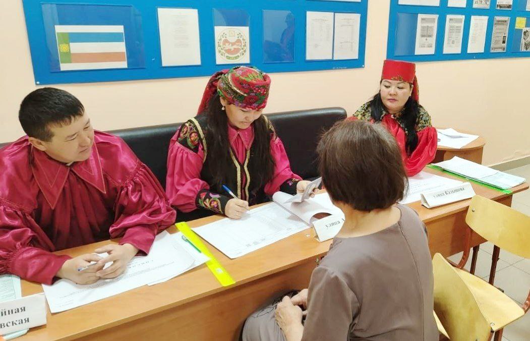 Сегодня в Ширинском районе Хакасии проходят муниципальные выборы депутатов Совета депутатов сельского поселения Ефремкинского сельсовета пятого созыва По состоянию на 15 00 проголосовали 79 избирателей 16 81 Ольга Левченко председатель Общественной палаты Республики Хакасия На избирательных участках находятся общественные наблюдатели по информации которых помещения для голосования оборудованы хорошо имеются стенды с информационными материалами тайна голосования не нарушается Места для наблюдателей позволяют видеть весь процесс голосования работу участковой избирательной комиссии Ведется видеофиксация Общественный наблюдатель на УИК 413 музейный работник Дьякова Валентина Ильинична Избирательная комиссия сегодня в традиционных национальных хакасских костюмах и это создаёт хорошее настроение у избирателей Процесс голосования проходит организованно и в спокойной обстановке Как должны проводиться процедуры по закону я хорошо понимаю опыт наблюдения большой Члены территориальных и участковых комиссий представители следующих партий Единая Россия ЛДПР СРЗП КПРФ Коммунисты России Патриоты России а также представители собраний избирателей по месту жительства и работы представительных органов муниципального образования