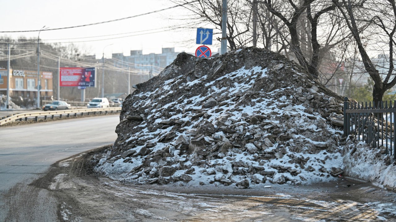 Уродуют город: грязные горы снега требуют вывезти хабаровчане  После прошедшего месяц назад циклона коммунальщики частично почистили улицы, а снег скинули на обочины. За это время их так и не вывезли. Грязные массы мешают пешеходам и водителям, создают аварийные ситуации, к тому же сейчас они начинают таять и грозят затопить улицы. Чтобы избежать ДТП, потопа на тротуарах и загрязнения почвы вредными веществами, хабаровчане требуют убрать навалы, уродующие город.    Прочитать статью полностью