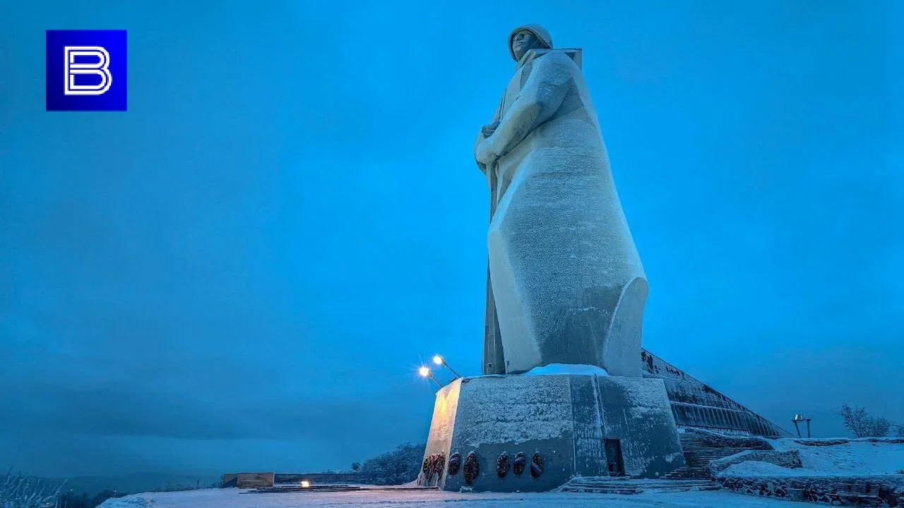 Андрей Чибис: мы гордимся нашими городами воинской славы Губернатор Мурманской области Андрей Чибис на оперативном совещании напомнил о значимых для региона памятных датах. 6 мая исполнится 40 лет со дня присвоения Мурманску звания "Город-герой", в честь чего состоится торжественный митинг в рамках автопробега "Города-герои – города Героев". Кроме того, Полярный в этом году отмечает 17-летие получения звания "Город воинской славы". "Мы гордимся нашими городами. В год 80-летия Великой Победы сразу три населенных пункта региона получили почетные звания. 27-й км ж/д Мончегорск – Оленья стал "Населенным пунктом летной доблести", Печенга и Алакуртти – "Населенными пунктами воинской доблести", - отметил губернатор. Подпишись — Вести Мурман