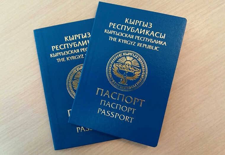 Россиянам перекрыли доступ к киргизским паспортам Россиянам временно остановили выдачу гражданства Киргизии — больше не работает ни одна из схем, включая популярную по рождению или через предков. Заявки на гражданство, поданные после 24 января 2025 года, не были рассмотрены и уже не будут. Из-за введения санкций США и ЕС у россиян получила популярность схема по получению киргизских паспортов с полным сопровождением, что помогало заводить банковские карты, получать визы и вести бизнес в других странах. Предложения по покупке паспорта даже стали появляться на «Авито» и в рекламе «Яндекса». Стоимость услуги составляла до 1 млн рублей, а оформление занимало до полугода. Например, в 2022 году киргизские паспорта получили больше 2000 человек. После наплыва новоиспеченных киргизов банки Гонконга стали проявлять повышенное внимание к физическим и юридическим лицам, связанным с республикой, писал РБК. Наличие паспорта Киргизии стало для кредитных организаций фактором повышенного риска и может вести к отказу в открытии счетов, переводов и сделок. «Киргизский паспорт в Гонконге теперь — это red flag», — отметил председатель правового комитета Ассоциации экспортеров и импортеров Владислав Донченко.