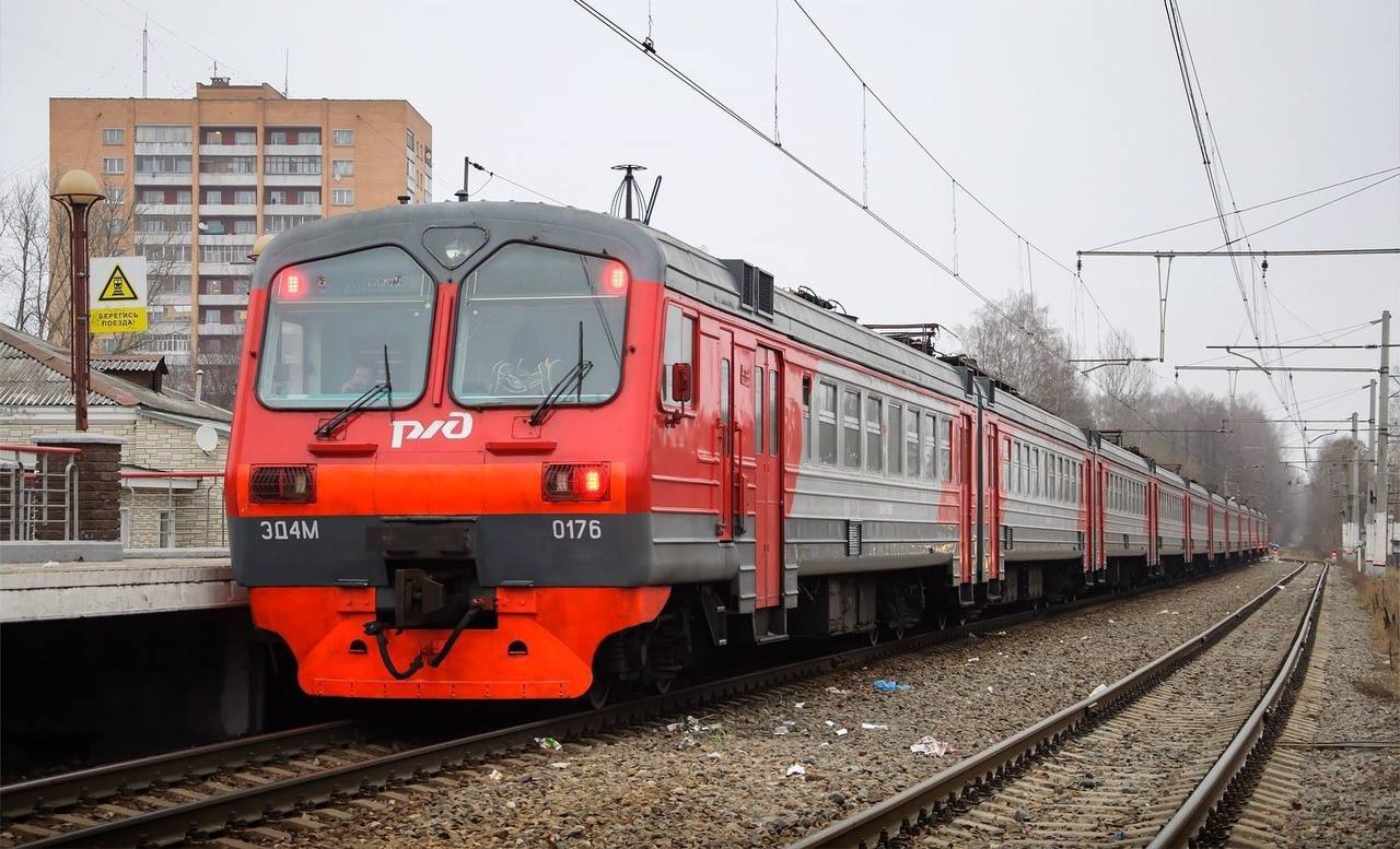 Рядом с будущей станцией метро Сормовская построят транспортно пересадочный узел В ГЖД уверены что такой узел повысит транспортную доступность северо западных районов Нижнего Новгорода для жителей Это позволит создать новую логистическую цепочку пригородный поезд городская электричка и метрополитен Так жители Балахны смогут добираться до станции метро Сормовская за 30 минут а железнодорожный маршрут до 7 го микрорайона станет по сути наземным метро Подписаться на нас в MAX