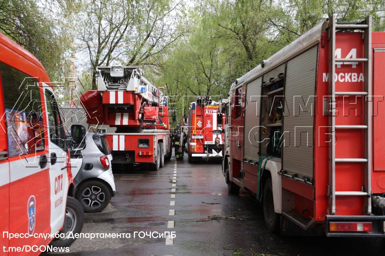 Потушили пожар в ЮЗАО 3 мая в 14:36 поступило сообщение о возгорании на улице Архитектора Власова. На место происшествия были высланы силы пожарно-спасательного гарнизона Москвы, в том числе расчëты ПСО №203 и АСО №8 столичного Пожарно-спасательного центра. Горели личные вещи и мебель в квартире, а также обшивка дверей соседних квартир. По прибытии пожарные провели разведку и приступили к тушению пожара. Два человека были спасены пожарными при помощи спасательных устройств и два человека самостоятельно эвакуировались до прибытия пожарных. Пожар был ликвидирован на площади 50 кв.м. в 15:25. #дгочс #пожарныеМосквы #псц