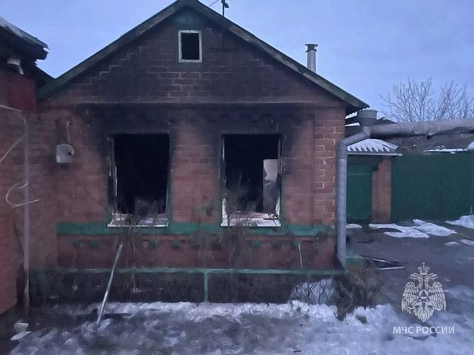 В Ростовской области мужчина погиб при пожаре из за непотушенной сигареты В Мясниковском районе накануне 3 января в частном доме произошел пожар который унес жизнь 58 летнего мужчины Как рассказали в пресс службе МЧС России по Ростовской области причиной возгорания стала непотушенная сигарета Пожар произошел в селе 2 я Александровка Мужчина уснул а сигарета осталась непотушенной Соседи увидели огонь в доме и вызвали пожарных Пламя охватило 20 кв м Пожар тушили шесть сотрудников МЧС с привлечением двух автоцистерн В доме спасатели нашли тело мужчины Сотрудники МЧС призывают жителей региона не курить в постели и в состоянии опьянения а также установить в доме пожарный извещатель Подпишись на 1Rnd в МАХ Написать в редакцию