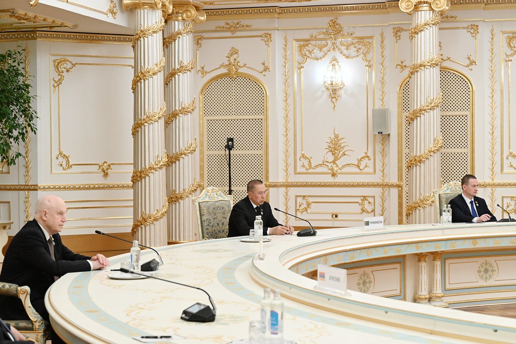 Президент Таджикистана Эмомали Рахмон встретился с главами правительств стран СНГ в Душанбе. "Меры, которые мы предпринимаем сегодня - это инвестиции в общее стабильное будущее", - отметил он.