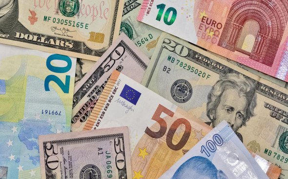 ЭКОНОМИКА ЦБ РФ ПОВЫСИЛ КУРС ДОЛЛАРА НА 25 ИЮЛЯ ДО 78,86 РУБЛЯ Центральный банк России установил официальный курс доллара США на пятницу, 25 июля, на уровне ₽78,8623, евро — ₽93,3362, юаня — ₽11,0652. Об этом сообщается на сайте регулятора. В предыдущий раз курс евро был выше ₽93 более двух недель назад — 5-7 июля. На четверг, 24 июля, ЦБ были установлены следующие курсы валют: доллар — ₽78,4477, евро — ₽91,7897, юаня — ₽10,9593. Таким образом, доллар подорожал на 41,46 коп., евро — на ₽1,5465, а юань — на 10,59 коп. Фото: Shutterstock #аврорамедиа_хабаровскийкрай Telegram-экосистема АВРОРА МЕДИА МЕДИА НОВОСТИ РЕГИОН ЛАЙФ СПОРТ ГЕРЛЗ ХАЙТЕК ПЕРСОНЫ ИНСАЙД КРИМИНАЛ МОЛОДОСТЬ LIVE АВРОРА МЕДИА YOUTUBE RUTUBE