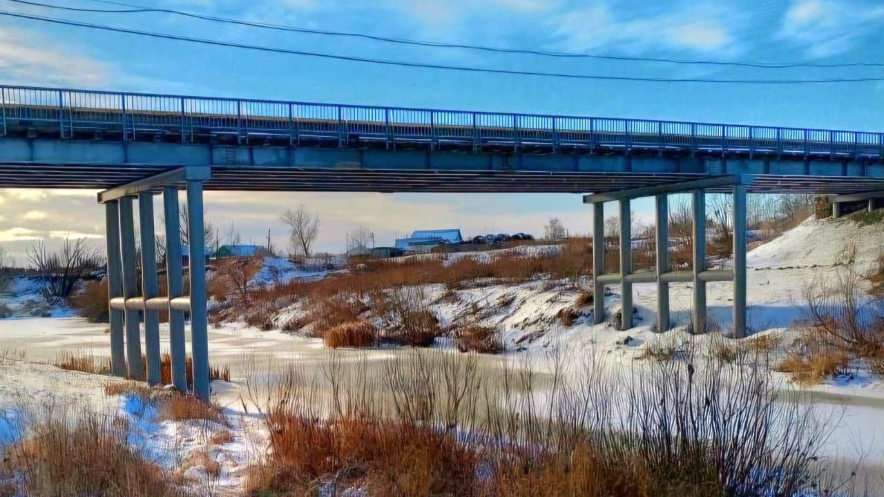 В Новосибирской области по иску прокуратуры отремонтировали автомобильный мост через реку Карасук. Об этом рассказали в пресс-службе регионального надзорного ведомства.  В целях защиты прав и законных интересов населения прокурор района обратился с исковым заявлением в суд о возложении обязанности на администрацию Решетовского сельсовета провести реконструкцию сооружения, а именно частично заменить продольный настил проезжей части, увеличить высоту ограждения, провести покраску металлических элементов сооружения,  – сообщают в прокуратуре.  Ордынский районный суд удовлетворил иск прокурора. Администрацию района принудили отремонтировать переправу. Все работы были выполнены в полном объеме, требования прокуратуры были удовлетворены.  #новосибирск