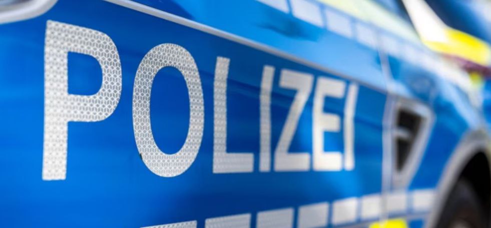 СПАСЕНИЕ ПОХИЩЕННОГО МУЖЧИНЫ В районе Bad Cannstatt похитили 25-летнего мужчину. Случайная свидетельница увидела, как несколько человек избивали его и затаскивали в машину, и сразу сообщила в полицию. Позже друг пострадавшего заявил о его пропаже. Следы привели в Польшу, где спецназ задержал троих подозреваемых. По данным полиции, похитители требовали выкуп в несколько сотен тысяч евро и угрожали тяжёлыми увечьями и смертью. Известно, что ранее они были знакомы с жертвой. Спецоперация длилась 75 часов. Мужчина спасён, угрозы его жизни нет. Для расследования создана международная следственная группа. Телега Инста