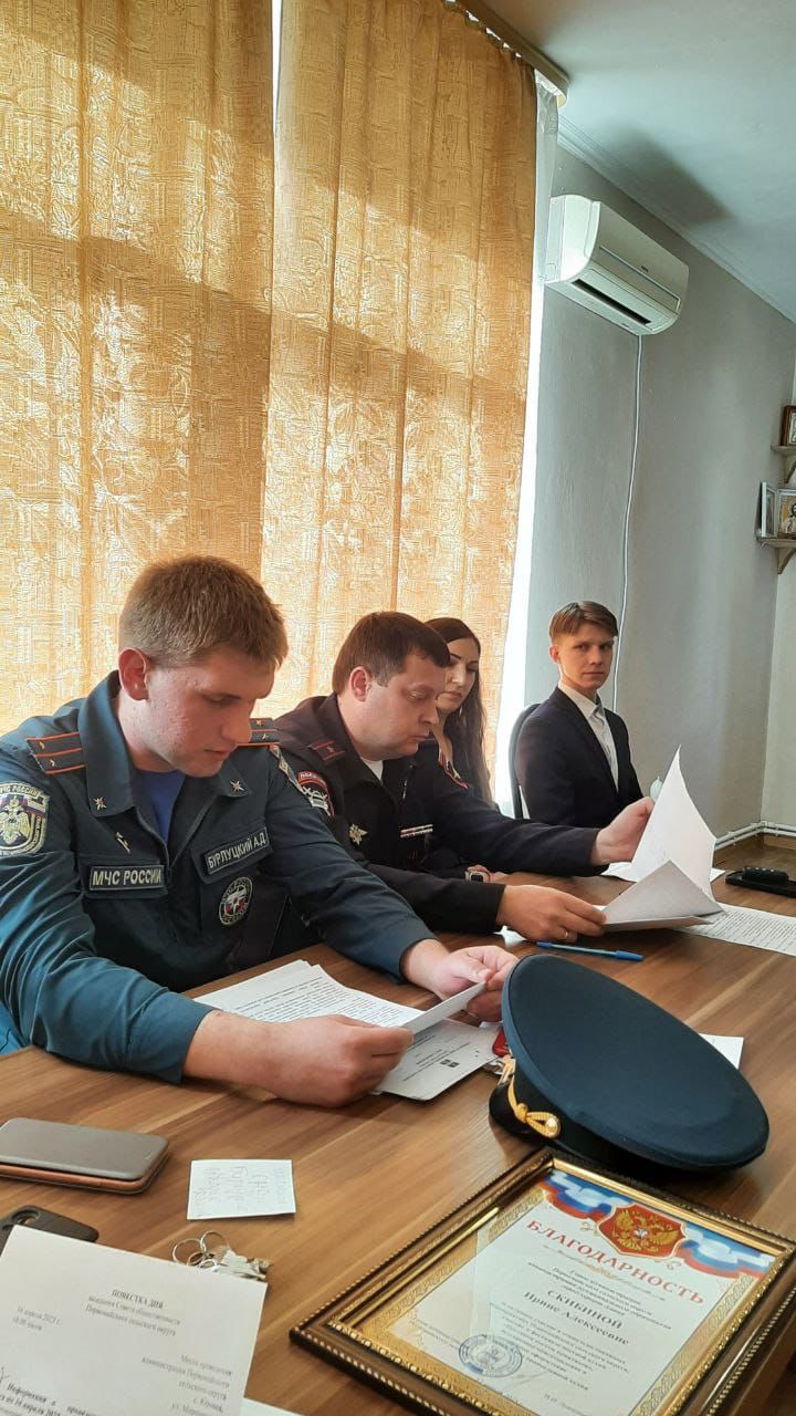 1 2 3 4 5 В Первомайском сельском округе прошел очередной сход граждан при участии руководства Госавтоинспекции города Анапа. Сход граждан прошел в районной администрации в селе Юровка при главе сельского округа, членах ТОС, руководителях школ и детских садов, казачества. Заместитель командира Отдельной роты ДПС ГИБДД Отдела МВД России по городу Анапе начал свое выступление с обзора аварийности за 3 месяца 2025 года, а также проинформировал о начале информационно-пропагандистской Кампании «Мото, вело, СИМ». В частности, были рассмотрены вопросы профилактики детского дорожно-транспортного травматизма, причины и условия ДТП с участием несовершеннолетних участников движения. Отмечено о недопустимости управления и передачи права управления несовершеннолетним мото и автотранспорта, а также лицам, не имеющим водительского удостоверения, о недопущении управления транспортными средствами лицами в состоянии опьянения. В завершении встречи обсудили важность совместной работы Госавтоинспекции и граждан для достижения положительных результатов. Жители активно участвовали в обсуждении, высказывая свои предложения и замечания.