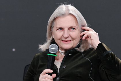В европейской стране отреагировали на предложение России о переговорах с Украиной В Австрии считают, что идея России вести политические переговоры с руководством Украины уже является уступкой от Москвы Киеву. Так отреагировала на предложение урегулирования конфликта руководитель Центра G. O. R. K. I. СПбГУ, экс-глава МИД европейской страны Карин Кнайсль в своем Telegram-канале. «Это уступка — вести переговоры с нынешним политическим руководством Украины, чей мандат истек некоторое время назад. И они сами никогда не хотели разговаривать с российским руководством», — заявила Кнайсль. Экс-глава МИД Австрии отметила, что ни масштабные санкции, ни спонсируемый НАТО флот не смогли победить Россию и уничтожить экономику страны. Кнайсль убеждена, что есть лишь один вид дипломатии — прямой диалог вопреки всему, который как раз и предлагает российская сторона. «Мои мысли — с теми, кто сейчас приступает к военной и дипломатической работе», — заключила Кнайсль.