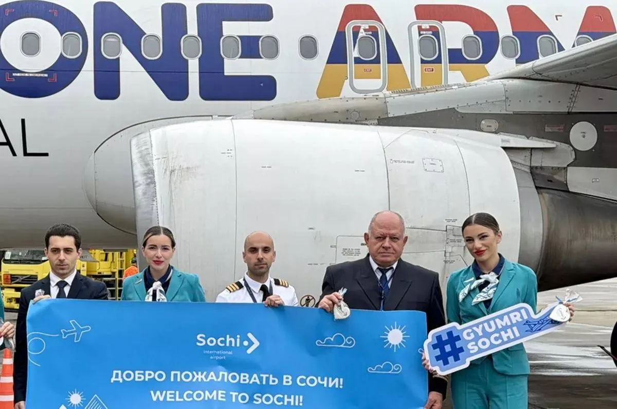 Из Сочи открыли прямые рейсы в Гюмри С 4 мая авиакомпания FlyOne Armenia запустила прямое авиасообщение между Сочи и Гюмри вторым по величине городом Армении Рейсы будут выполняться раз в неделю по понедельникам на самолетах Airbus A320 рассчитанных на 180 пассажиров Первых пассажиров в аэропорту Сочи встретили с подарками сувениры вручили и экипажу рейса kub news ru