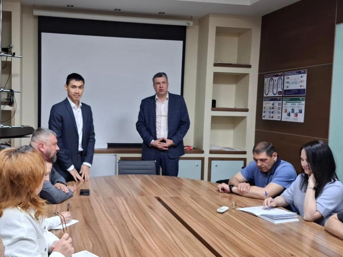На место арестованного главы ПЭО Андрея Боровского уже назначили экс-замминистра ЖКХ Приморья Максима Улайси Соответствующий документ подписан 9 июня, в должность новый глава в статусе врио вступил 10 июня. Основанием для назначения стало постановление Фрунзенского районного суда Владивостока от 21 мая. В этот день тогда еще главу ПЭО Андрея Боровского задержали и заключили под стражу по подозрению в растрате с использованием служебного положения.