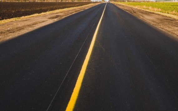 Собянин рассказал об успешном окончании значимого транспортного проекта   globalmsk ru news id 77901 В Троицком и Новомосковском округах был успешно завершен значимый транспортный проект Возведена новая дорога на втором Московском центральном диаметре линия проходит через станцию Остафьево Информацию об этом в собственном канале в мессенджере МАХ разместил Сергей Собянин Дорога с двумя полосами в каждом направлении соединила Южную улицу с Залинейным переулком При этом участки переулка и улицы тоже обновили В частности Южную продлили до Варшавского шоссе сделав съезд на него рассказал мэр столицы Был спроектирован разгрузочный дублер для Варшавского шоссе В целом проект подразумевает строительство и реконструкцию порядка трех километров путей Формируются новые съезды которые позволяют проще подъехать к стратегически значимым предприятиям Упрощен доступ к центрам логистики и распределительным точкам Стало больше парковок а разворотные кольца сокращают время движения транспортны