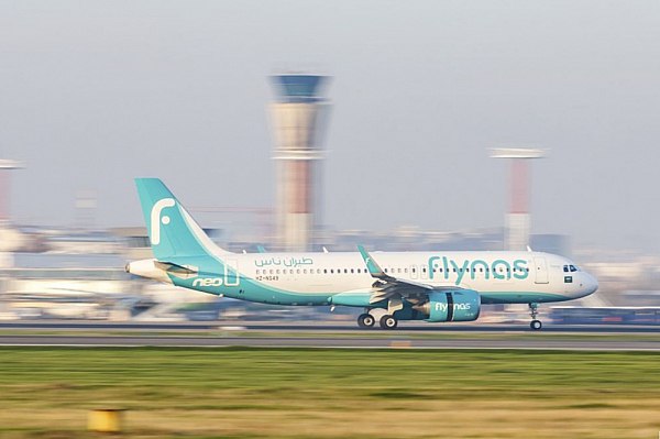 Авиакомпания Flynas запустила прямые авиарейсы между Джиддой и Москвой Саудовский лоукостер Flynas открыл прямое авиасообщение между Джиддой и Москвой Об этом сообщает ТАСС Как сообщает авиакомпания регулярные рейсы будут осуществляться в аэропорт Внуково Согласно расписанию аэропорта первый рейс из Джидды прибыл в Москву 23 декабря в 10 30 мск а первый рейс из Москвы в Джидду вылетит в 11 30 мск Вице президент Flynas по глобальным продажам Абдулела Алейди рассказал на церемонии открытия рейсов что пока по маршруту планируется осуществлять три рейса в неделю Загрузка хорошая высокая Мы надеемся что мы с нашими партнерами из аэропорта Внуково позже увеличим количество рейсов отметил он aviaru net n291073