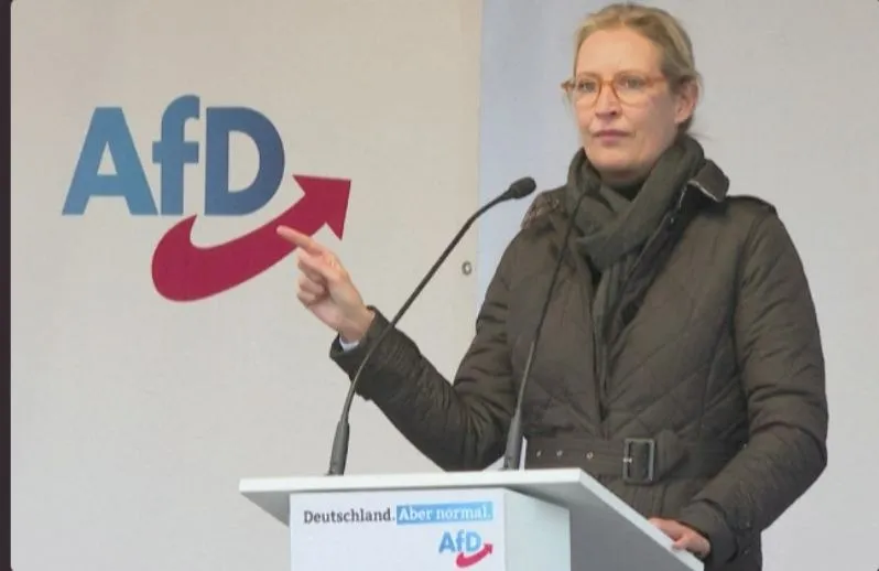 Опрос оппозиционная партия AfD уверенно вышла на первое место недовольство правительством растет Согласно новому опросу института YouGov Альтернатива для Германии AfD набирает 27 По сравнению с предыдущим месяцем это на один процентный пункт больше CDU CSU напротив теряет три процентных пункта и опускается до 23 Это самый низкий показатель зафиксированный YouGov для консерваторов с декабря 2021 года SPD получает всего 13 минус один процентный пункт Зеленые и Левая партия прибавляют по одному процентному пункту и выходят на 14 и 10 соответственно FDP и BSW получают по 4 и таким образом по прежнему не проходят в Бундестаг Одновременно 79 респондентов заявили что недовольны работой немецкого правительства newsEconomics