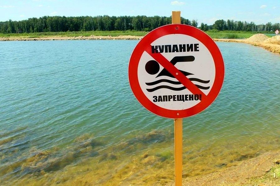 Купание в водоемах Бийска официально запрещено Несмотря на установившуюся теплую погоду, в городе отсутствуют оборудованные пляжи со спасательными постами, разрешенные для купания. Инспекторы ГИМС и Управление ГОЧС и ПБ Бийска предупреждают, что купание в необорудованных местах является административным нарушением. Запрет введен для предотвращения несчастных случаев, связанных с неконтролируемым отдыхом у воды. Специалисты подчеркивают необходимость соблюдения правил безопасности, особенно при нахождении у воды с детьми. Напомним, 5 июня в недалеко от Барнаула на реке Власиха было обнаружено тело утонувшего юноши. Поиски вели спасатели и водолазы краевого поисково-спасательного центра, сотрудники полиции. Единственным безопасным вариантом для плавания остаются официально разрешенные пляжи за пределами городской черты.