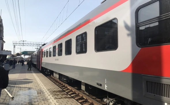 Цена билета на поезд из Омска до Северной Кореи начинается от ₽36 тысяч В РЖД начали продавать билеты на поезд из Омска до Пхеньяна — столицы Северной Кореи. Цена одного билета начинается от 36,4 тыс. руб. Информация об этом отражена в приложении РЖД. Аналогичную стоимость билета РБК Омск назвали и в Центре поддержки клиентов РЖД. При попытке приобрести билет в приложении всплывает уведомление о том, что «билет на данный поезд можно купить только в терминале самообслуживания или кассе». На утро 18 июня доступными для покупки остаются восемь мест купе четыре верхних и четыре нижних в вагоне № 17.
