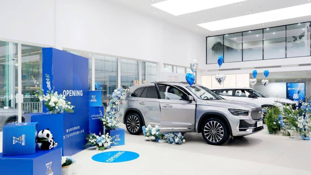 Чистая прибыль Geely Automobile в третьем квартале 2025 года достигла 3 82 млрд юаней 43 75 млрд рублей стало известно из отчёта компании Выручка концерна за указанный период достигла 89 2 млрд юаней 1 02 трлн рублей увеличившись на 27 При этом объём продаж марки вырос на 42 52 перешагнув отметку в 761 тысячу единиц geely chinamashina news