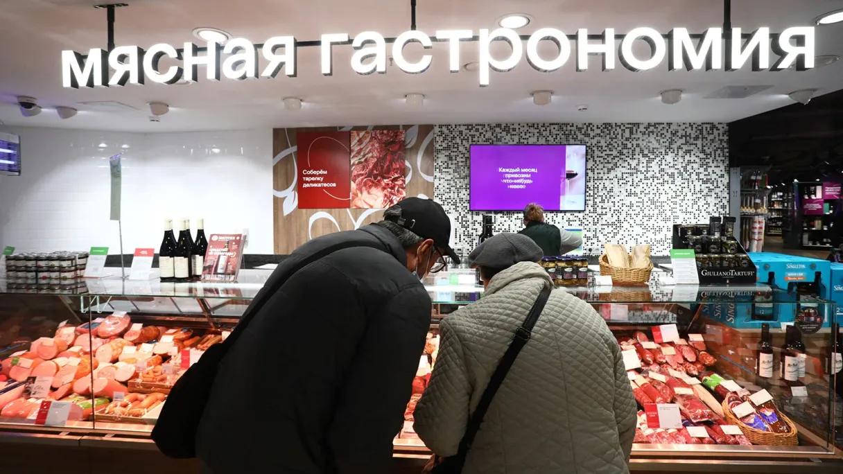 Россияне с высокими доходами отказываются от спонтанных покупок и экономят Все категории покупателей вне зависимости от уровня дохода стали более экономными, такой вывод содержится исследовании группы компаний Б1 «Российские потребители: устойчивость предпочтений и рациональность выбора» есть у Forbes . Данные для исследования Б1 были получены в апреле 2025 года через опрос более 1000 россиян. Среди участников мужчины и женщины в возрасте от 18 лет до 55+. По доходам респонденты были поделены на три группы: с невысоким доходом до 50 000 рублей, со средним от 50 000 до 150 000 рублей и высоким — более чем 150 000 рублей на одного члена семьи в месяц. Подробности на сайте Forbes : Супермаркет «Азбука вкуса» в Москве Фото Андрея Гордеева / Ведомости / ТАСС