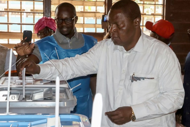 Действующий президент ЦАР одержал победу на выборах главы государства Фостен Арканж Туадера набрал более 76 голосов избирателей явка составила около 52 Второе место занял бывший премьер министр Анисе Жорж Дологеле получивший около 15 голосов третьим стал Анри Мари Дондра с результатом около 3 Оппозиционные кандидаты утверждали о нарушениях Дологеле еще до публикации предварительных итогов объявил о своей победе и утверждал что выборы прошли с серьезными нарушениями Представитель штаба Туадеры назвал эти заявления ложными и предупредил о риске дестабилизации обстановки Перед выборами в стране была принята новая конституция позволившая ему баллотироваться на третий срок Часть оппозиции призывала к бойкоту голосования указывая на отсутствие политического диалога Африканская инициатива Telegram ВК Max