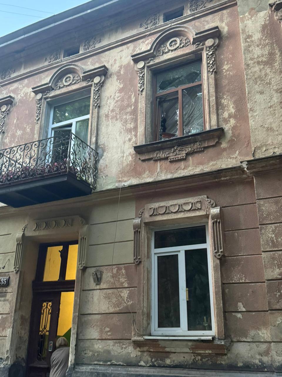 Во Львове в результате атаки дронов поврежден детский сад и другие здания, — местные власти Во время ночной атаки беспилотников взрывы прогремели в нескольких районах города. По предварительным данным, обошлось без пострадавших: большинство горожан находились в укрытиях, нескольким людям оказали помощь на месте, сообщил мэр Андрей Садовый. Возник пожар в нежилом здании. Повреждены несколько строений, включая жилые дома и детский сад. Во многих зданиях выбиты окна, пострадали десятки автомобилей. Нарушена работа электротранспорта из-за поврежденной контактной сети. Наш скоростной VPN