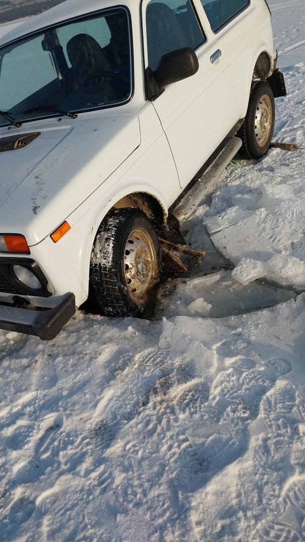 На Красноярском водохранилище чуть не ушел под лед автомобиль с водителем  Рыбак выехал на «Ниве» на неокрепший лед Сыдинского залива в пяти километрах от села Краснотуранск. Примерно в ста метрах от берега машина начала проваливаться передними колесами. Хозяин успел выбраться из нее. Оценив ситуацию, он понял, что оказался в опасности и не сможет самостоятельно выбраться на сушу.   Он позвонил спасателям и рассказал им о случившемся. На место происшествия прибыли специалисты Краснотуранской спасательной станции на аэролодке. Они эвакуировали попавшего в беду водителя из опасного места. А его автомобиль с помощью троса вытянули на берег другие рыбаки.   Спасатели напомнили, какой толщины лед может выдержать легковой автомобиль.