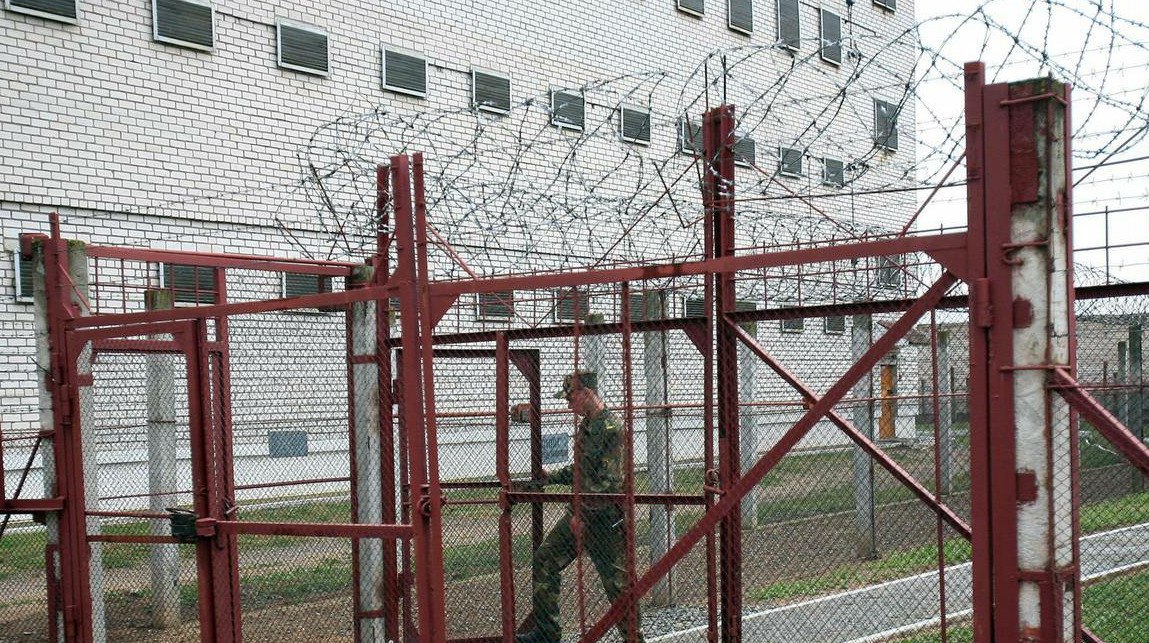 США ведут переговоры с Лукашенко об освобождении более 100 политзаключенных Белоруссия может освободить не менее 100 политзаключенных в рамках сделки с администрацией Трампа передает ArbatMedia По информации агентства Reuters переговоры между Минском и представителями Дональда Трампа касаются возможного освобождения более сотни заключенных признанных политическими Источники утверждают что обсуждение идет в контексте более широкой договоренности детали которой пока не разглашаются Ранее Александр Лукашенко уже предпринял шаги в этом направлении На прошлой неделе он подписал указ о помиловании 31 гражданина Украины отбывавшего наказание в белорусских тюрьмах А в сентябре на свободу были отпущены еще 52 человека Ожидается что новое освобождение может стать частью усилий по улучшению отношений между Минском и Вашингтоном Однако официальные представители обеих сторон пока не комментируют ход переговоров Прислать новость