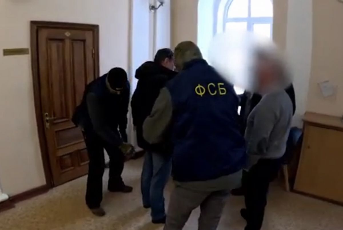 ФСБ показала кадры задержания 4 сотрудников калужского предприятия по делу о взятках   kaluganews ru fn 1800949 html В Калуге задержали четырёх сотрудников крупного предприятия за взятки на 2 4 млн рублей Подробности и ход расследования в материале   Прислать новость Подписаться