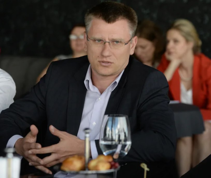 Новый год новые кадры Сегодня вступает в должность Михаил Москальцов новый Министр предпринимательства торговли и туризма Воронежской области который будет уделять внимание и кадровым вопросам в туротрасли региона ℹ  В 2014 2017 годах Михаил Москальцов занимал должность управляющего головным отделением Центрально Черноземного банка ЦЧБ Сбербанка по региону В январе 2018 года был назначен заместителем управляющего воронежским филиалом ВТБ На этом посту курировал корпоративный бизнес банка в пяти областях ЦФО Воронежской Тамбовской Липецкой Орловской и Рязанской Подробнее на портале Коммерсантъ ПроВласть ВоронежскаяОбласть