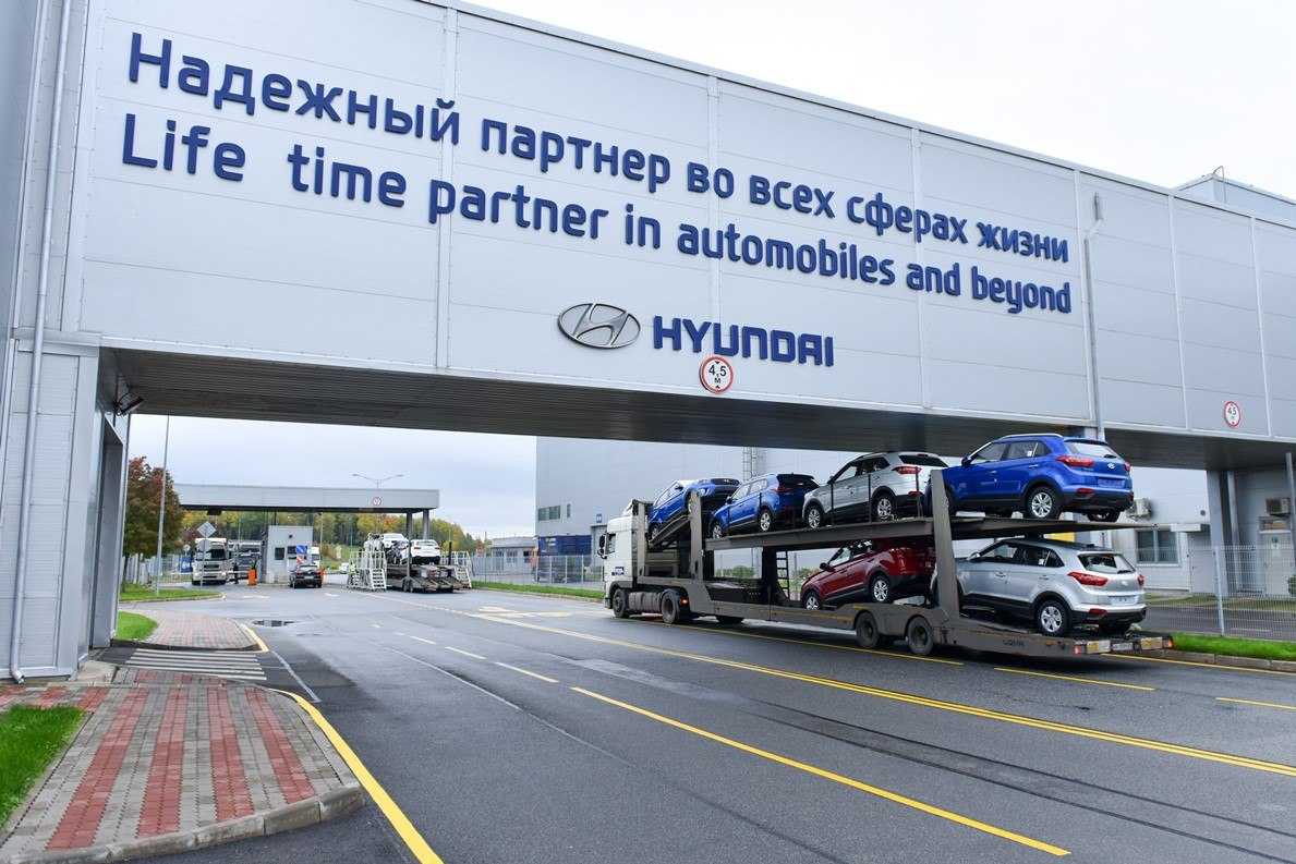 Hyundai отказался выкупать заводы в России Концерн принял решение не выкупать свои бывшие российские активы несмотря на предусмотренный опцион Срок действия опциона истекает 31 января 2026 года однако Hyundai Motor Company уже сейчас принял решение не возвращать свои заводы Что по деньгам  два года назад Hyundai продал свои предприятия компании ООО Арт Финанс входящей в группу АГР Продала за символическую сумму эквивалентную примерно 10 тыс рублей оставив за собой право обратного выкупа  таким образом Hyundai потерял не менее полумиллиарда долларов именно столько компания инвестировала в строительство и локализацию производства в России И как пишет Газета ру со ссылкой на источник в АГР теперь на площадке в Санкт Петербурге российский владелец планирует наладить еще более масштабное производство чем сейчас Подтверждает эту информацию и экс глава Ассоциации Российские автомобильные дилеры РОАД Олег Мосеев   МашТех