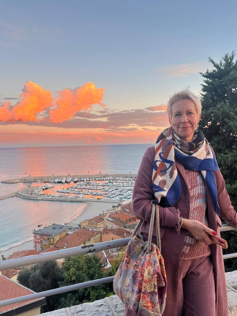 Мосгорсуд отменил заочный приговор телеведущей Татьяне Лазаревой за несоблюдение обязанностей иностранного агента ч 2 ст 330 1 УК Дело отправили на новое рассмотрение По жалобе прокуратуры Мосгорсуд отменил приговор Лазаревой По мнению прокурора не тот суд рассмотрел дело должен был мировой судья а рассмотрел районный суд сообщил в разговоре с ТАСС адвокат телеведущей Леонид Соловьёв В реестр иностранных агентов Татьяну Лазареву внесли в июле 2022 года Сама телеведущая проживает за пределами России Возбуждать уголовные дела за нарушение законодательства об иностранных агентах в России начали с 2023 года Первым фигурантом такого дела стал координатор движения Голос из Твери Артём Важенков Фото из соцсетей Подписаться Связаться Поддержать Patreon