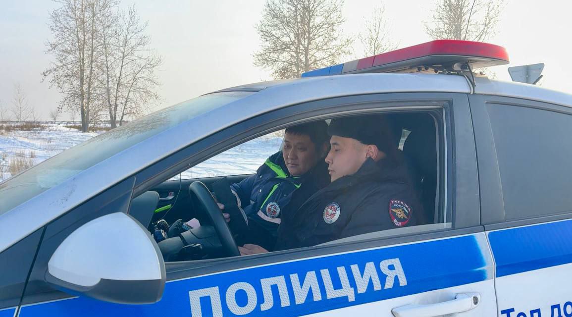 Дорожная ситуация в Туве за 6 января 2026 года Всего за сутки пресечено 195 нарушений ПДД   задержано 8 водителей в состоянии опьянения     выявлено 18 лиц не получавших водительского удостоверения и лишенных права управления транспортом   В ОВД доставлено 6 лиц На спецстоянки помещено 17 транспортных средств За минувшие сутки на дорогах республики зарегистрировано 3 ДТП 1 учетное   ранен 1   погибших нет 1   В Тандинском районе 06 01 2026 в 09 30 ч на 849 километре федеральной трассы Р 257 Енисей 41 летняя жительница г Турана допустила съезд с дороги с последующим опрокидыванием автомобиля Хонда Степвагон В момент ДТП женщина перевозила 4 пассажиров В результате ДТП автолюбительница госпитализирована в травматологическое отделение НЕ САДИТЕСЬ ЗА РУЛЬ В СОСТОЯНИИ ОПЬЯНЕНИЯ и ЕСЛИ НЕ ИМЕЕТЕ ПРАВ Подобное попустительство может стоить жизни ни в чем не повинных людей   дежурной группы ОР ДПС 8 39422 5 66 11 9 39 39 Управление Госавтоинспекции МВД по Республике Тыва