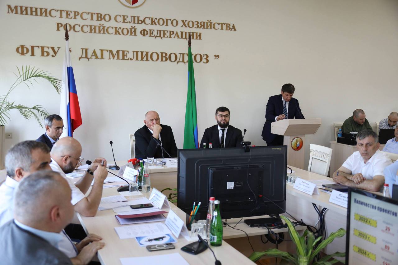 ‍  Аграрии Дагестана планируют вести в оборот более 4,5 тысяч га мелиорированных земель в 2025 году   О реализации мероприятий Госпрограммы эффективное вовлечение в оборот земель сельскохозяйственного назначения и развития мелиоративного комплекса РФ в ходе совещания под руководством премьер-министра Абдулмуслима Абдулмуслимова доложил врио министра сельского хозяйства Дагестана Зураб Куччаев.   ‍  Введение в оборот более 4,5 тыс. га мелиорированных земель, как сообщил Куччаев, планируется за счет реконструкции, технического перевооружения и строительства новых мелиоративных сетей, в том числе за счет внедрения капельного орошения многолетних насаждений на площади 1,85 тысяч га.   ‍  Кроме того, за счет выполнения культуртехнических мероприятий планируется вовлечь в оборот более 4,5 тыс. га земель сельхозназначения. Зураб Куччаев также отметил важным проведение мероприятий по обеспечению защиты и сохранению сельхозугодий от ветровой эрозии и опустынивания на площади 5,547 тыс. га за счет проведения агрофитомелиоративных мероприятий.  «В рамках Государственной программы эффективного вовлечения в оборот земель сельскохозяйственного назначения и развития мелиоративного комплекса РФ за последние 5 лет в республике проведены фитомелиоративные мероприятия на площади 24,9 тыс. га, в 2025 году планируется выполнить данные мероприятии на площади более 5,5 тыс. га. На 2026 год в составе заявки от Республики Дагестан на участие в конкурсном отборе проектов мелиорации, проводимого Минсельхозом России, также направлено около сотни проектов по гидромелиоративным, культуртехническим и фитомелиоративным мероприятиям»,  — сообщил Зураб Куччаев.