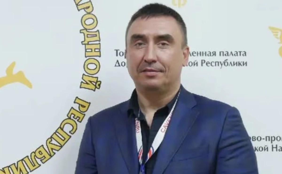 В Каракасе арестовали главу Российско-Венесуэльской торговой палаты. В Венесуэле задержали президента палаты Романа Фроленко и «его группу казаков», сообщают Infobae и Newsweek Argentina. После ареста у него дома в районе Сан-Бернардино прошел обыск. СМИ пишут, что задержание может быть связано с участием Фроленко 8 мая в церемонии открытия памятника Неизвестному солдату. Мероприятие якобы организовала радикальная венесуэльская группировка La Piedrita. Подписывайтесь на «Газету.Ru» Участвуйте в розыгрыше!