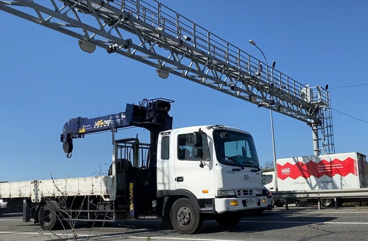 Большегрузы нарушители будет отслеживать искусственный интеллект   Инженерная служба Цифрового Приморья завершила процесс плановой модернизации оборудования автоматических пунктов весогабаритного контроля В рамках работ полностью обновлено программное обеспечение заменены силовые измерительные модули кабели связи и электропитания установлены новые камеры распознавания государственных номерных знаков Все технические составляющие пунктов АВГК и программное обеспечение отечественного производства Модернизация пунктов АВГК позволит предельно снизить процент погрешности в процессе контроля грузового транспорта  Помимо этого установленное оборудование и обеспечивающее его работу ПО с использованием искусственного интеллекта сможет выявлять нарушителей закрывающих госномера автомобилей На сегодняшний день в рамках концессионного соглашения с Правительством Приморского края компанией Цифровое Приморье на территории региона установлено 8 пунктов весогабаритного контроля Все пункты АВГК прошли плановые инструментальные проверки  7 пунктов работают в штатном режиме 1 в районе села Новая Москва на трассе Шкотово Партизанск в тестовом так как этот рубеж был не только восстановлен после акта вандализма но и передислоцирован на новое место В соответствии с приказом Минтранса РФ новый рубеж с момента запуска должен отработать в тестовом режиме 3 месяца digitalprimorye