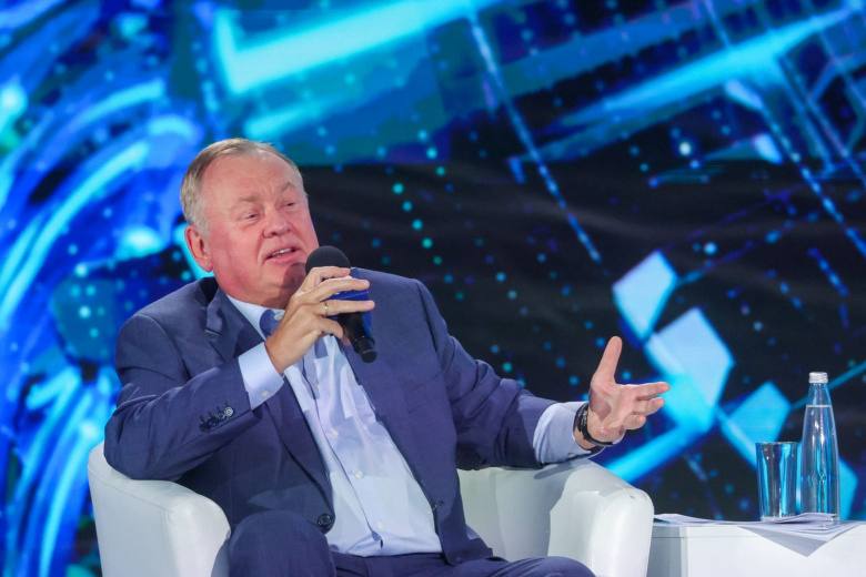 Со стороны банков маркетплейсов растет конкуренция признал глава ВТБ Андрей Костин в интервью Reuters По его словам Россия единственная страна в мире где площадкам разрешено иметь собственные банки В США и Китае законы ограничивают возможность функционирования маркетплейса и банка в одной структуре Но я спокойно отношусь к нашим коллегам единственный принцип должен быть равный подход А так пусть развиваются никто не против скидок все любят кешбэки и скидки Думаю разумное решение будет найдено подчеркнул глава ВТБ Костин рассказал что предлагал ввести для банков маркетплейсов системную значимость например по критерию численности клиентов В случае если у платформы 40 50 млн клиентов это был бы системно значимый банк