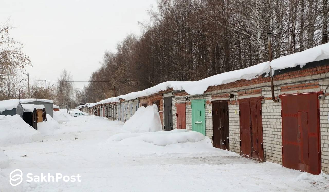 Южносахалинца нашли мертвым в гараже в Луговом   Следователи устанавливают обстоятельства смерти 62-летнего мужчины. Его тело нашли в одном из гаражей в Луговом с признаками отравления угарным газом.       Скачай приложение SakhPost