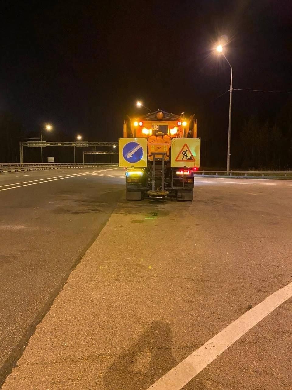 В Петербурге провели первую противогололёдную обработку дорог В ночь на 1 октября в Санкт Петербурге из за заморозков впервые в этом сезоне обработали дороги противогололёдными материалами Особое внимание уделили мостам набережным и путепроводам где риск образования наледи наиболее высок Дорожные службы переведены на усиленный режим работы На ключевых городских магистралях теперь круглосуточно дежурит спецтехника готовая оперативно реагировать на погодные условия Выборгский район