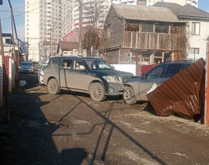 В Ставрополе невнимательный водитель совершил наезд на стоящий автомобиль   По предварительным данным, 9 декабря  примерно в 12 часов 30 минут на одной из улиц города, водитель автомобиля Ниссан проявил невнимательность к дорожной обстановке и допустил наезд на транспортное средство БМВ, припаркованное во встречном направлении. После чего автомобиль БМВ, продолжив по инерции движение, допустил наезд на забор.    В результате автоаварии водитель автомобиля БМВ, 39-летний местный житель, с травмами доставлен в городскую больницу, назначено амбулаторное лечение.   ⏺Установлено, что водитель автомобиля Ниссан, 36-летний местный житель, имеет водительский стаж 18 лет, за последние два года привлекался к административной ответственности  13 раз за нарушение ПДД.    По факту автоаварии проводится проверка. Детальные обстоятельства происшествия  уточняются.