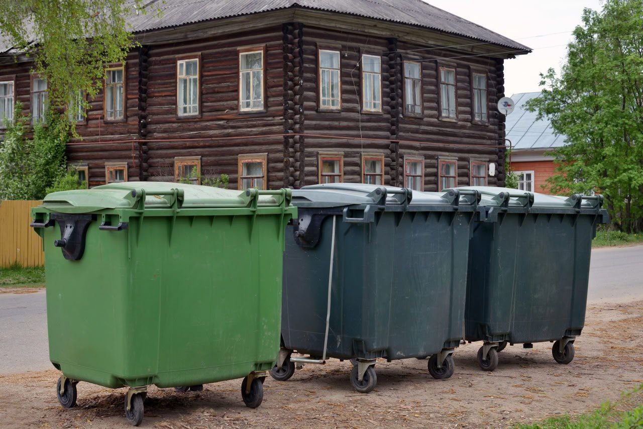 В Вологодской области стартовали летние замеры для определения нормативов накопления твердых коммунальных отходов.  Исследования начались в Череповце, Кирилловском и Сокольском округах, а с 12 августа к ним присоединятся Вологда, Великоустюгский и Вытегорский округа. Замеры проводятся на контейнерных площадках, используемых только жителями, без учета отходов предприятий. Специалисты анализируют массу, объем и состав ТКО в течение семи дней. Данные фиксируются и загружаются в федеральную систему.   Последний раз такие исследования проводились в 2020–2021 годах. Новые нормативы установят по итогам всех сезонных замеров.   Правительство Вологодской области