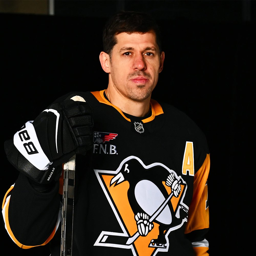 Евгений Малкин признан второй звездой дня в НХЛ Российский форвард Питтсбурга набрал 3 2 1 очка в победном матче против Тампы 4 3 Первой звездой дня стал Коннор Макдэвид из Эдмонтона оформивший хет трик в ворота Сиэтла Третьей звездой признан Мэтью Барзал из Айлендерс набравший 3 1 2 очка в игре с Колорадо Подписывайтесь на РИА Новости Спорт в MAX