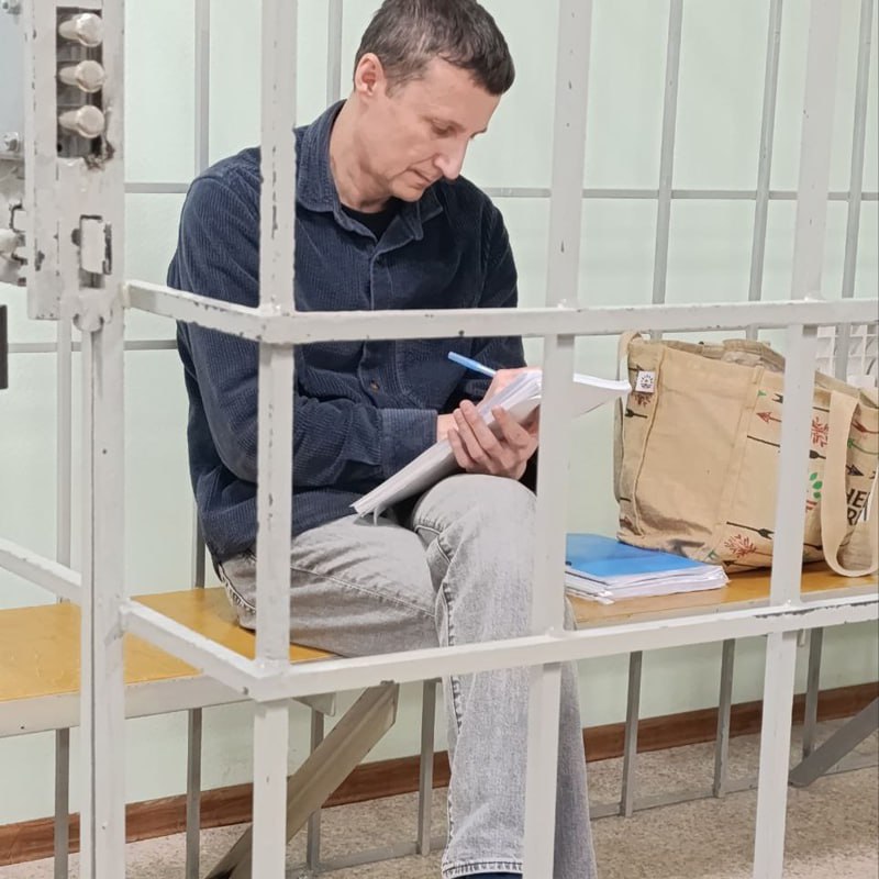 Суд отменил обвинительный приговор оппозиционному красноярскому политику Красноярский краевой суд постановил отменил обвинительный приговор экс депутата заксобрания региона Александра Глискова ЛДПР вынесенный Центральным райсудом Красноярска Дело вернули в прокуратуру Глискова отпускают из под стражи под домашний арест до 24 мая сообщила объединённая пресс служба судов региона По приговору Центрального райсуда Глисков должен был провести 10 лет в колонии строгого режима и заплатить штраф в размере 10 млн рублей Известного красноярского оппозиционного политика на тот момент лидера фракции ЛДПР в заксобрании Александра Глискова задержали в ноябре 2023 го По версии следствия с декабря 2016 года по май 2017 го потребовал от экс заместителя директора дорожного госпредприятия КрайДЭО Самеда Юсубова 5 млн рублей за покровительство и прекращение действий наносящих ущерб КрайДЭО Сам Юсубов был депутатом горсовета Красноярска от Справедливой России Его подозревали в злоупотреблении полномочиями но суд прекратил дело Глисков отрицает вину и связывает преследование с выборами губернатора в 2023 году на которых набрал более 11 став вторым после кандидата Кремля В мае 2025 года Красноярский краевой суд оставил приговор в силе Но решение удалось отменить через Восьмой кассационный суд в Кемерове который и направил дело на повторное рассмотрение в апелляцию Подписаться Прислать новость Помочь бустами